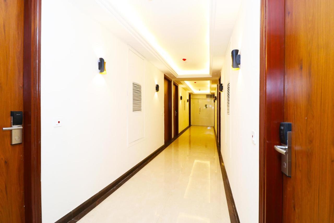Hotel Leo Saffron - Pitampura Делхи Екстериор снимка