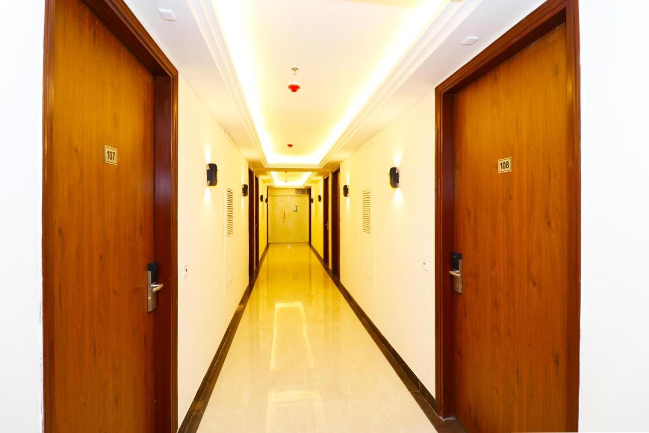 Hotel Leo Saffron - Pitampura Делхи Екстериор снимка