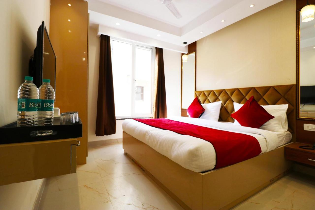 Hotel Leo Saffron - Pitampura Делхи Екстериор снимка