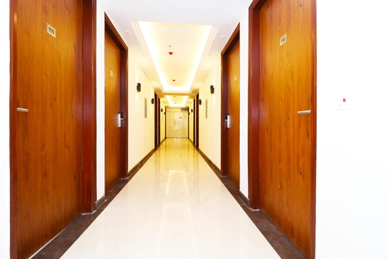 Hotel Leo Saffron - Pitampura Делхи Екстериор снимка