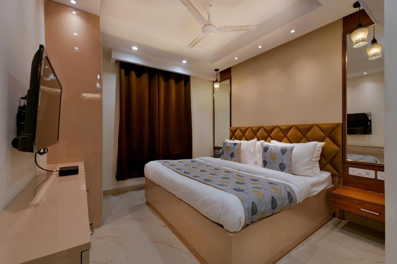 Hotel Leo Saffron - Pitampura Делхи Екстериор снимка