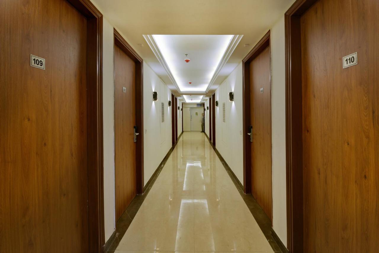 Hotel Leo Saffron - Pitampura Делхи Екстериор снимка