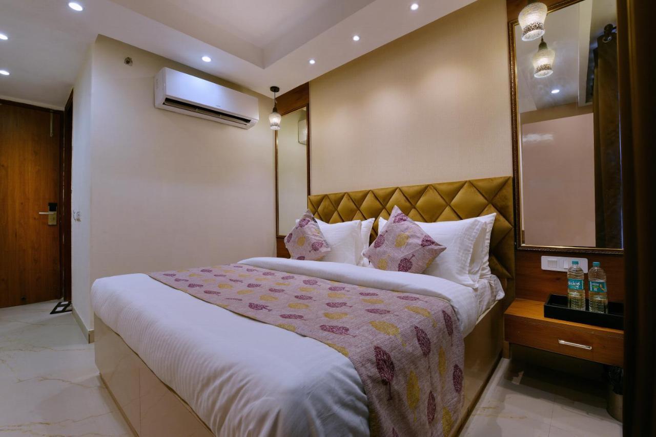 Hotel Leo Saffron - Pitampura Делхи Екстериор снимка