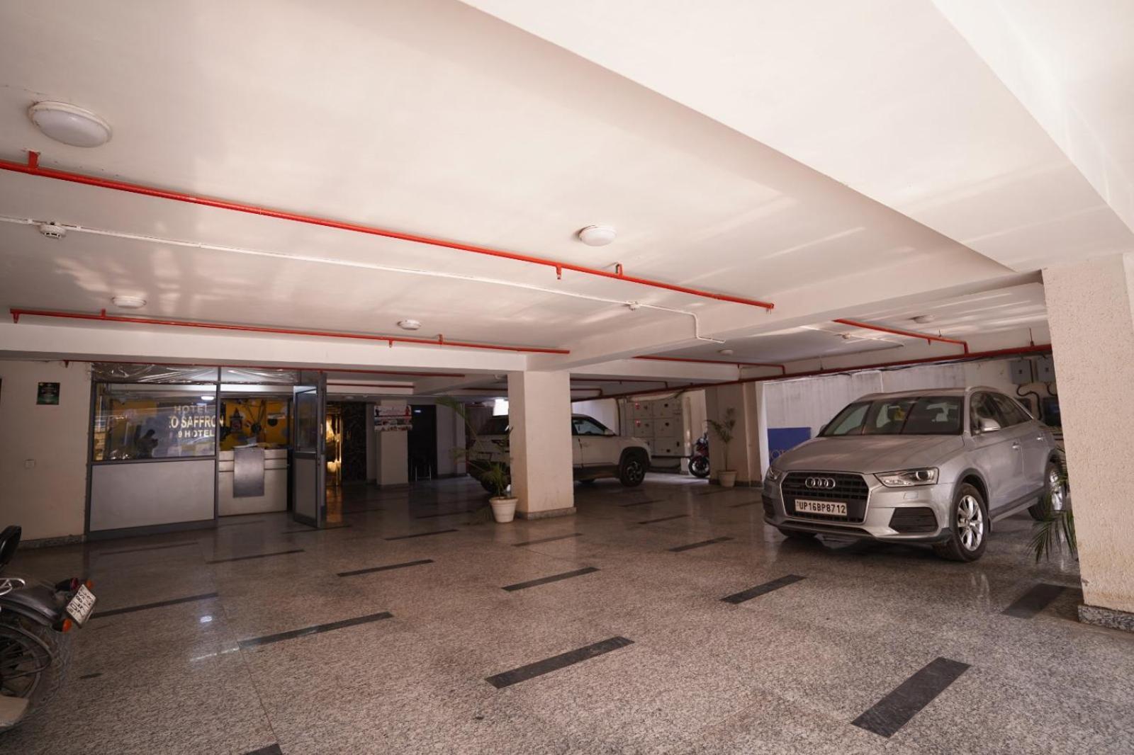 Hotel Leo Saffron - Pitampura Делхи Екстериор снимка