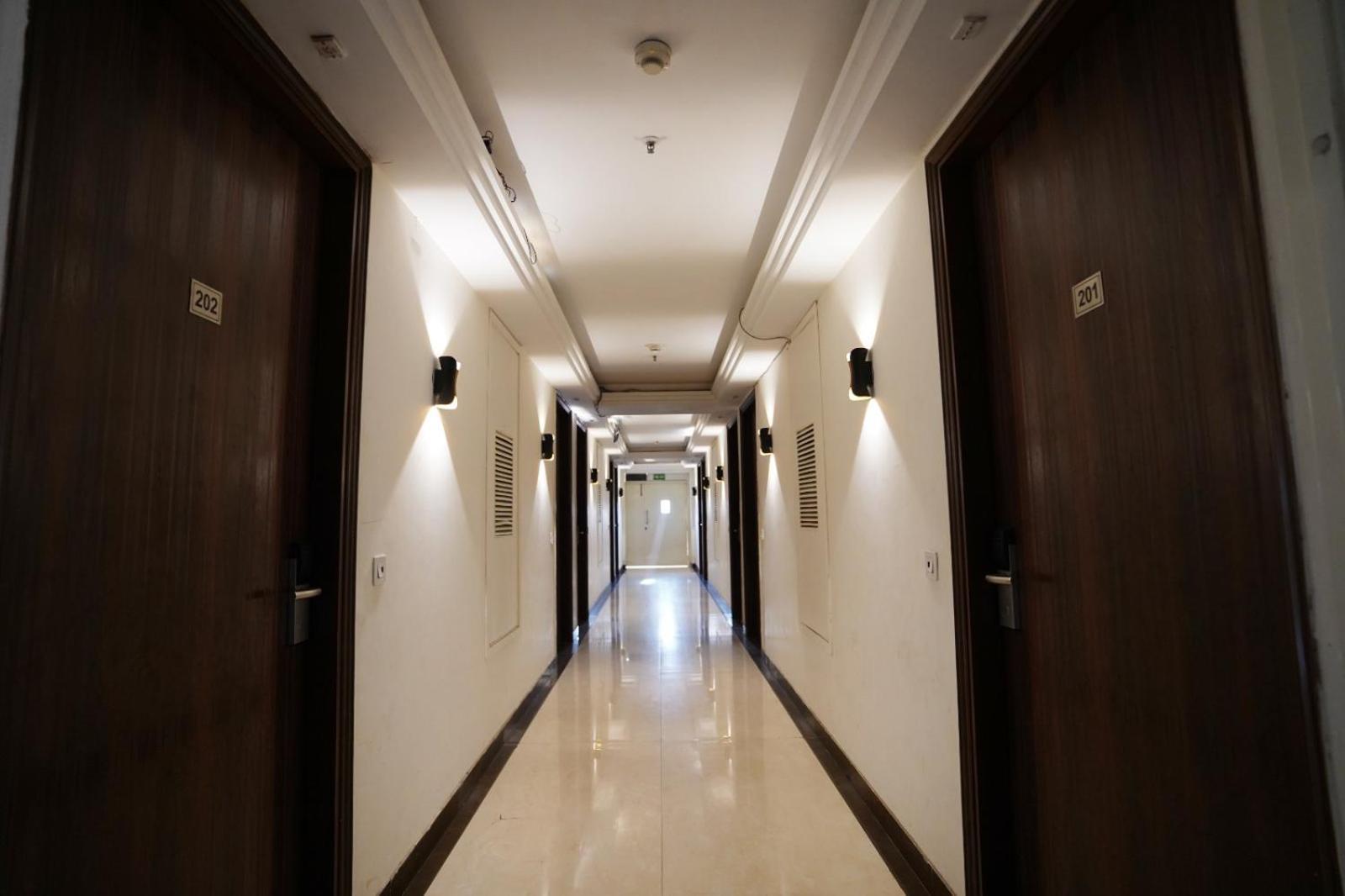 Hotel Leo Saffron - Pitampura Делхи Екстериор снимка