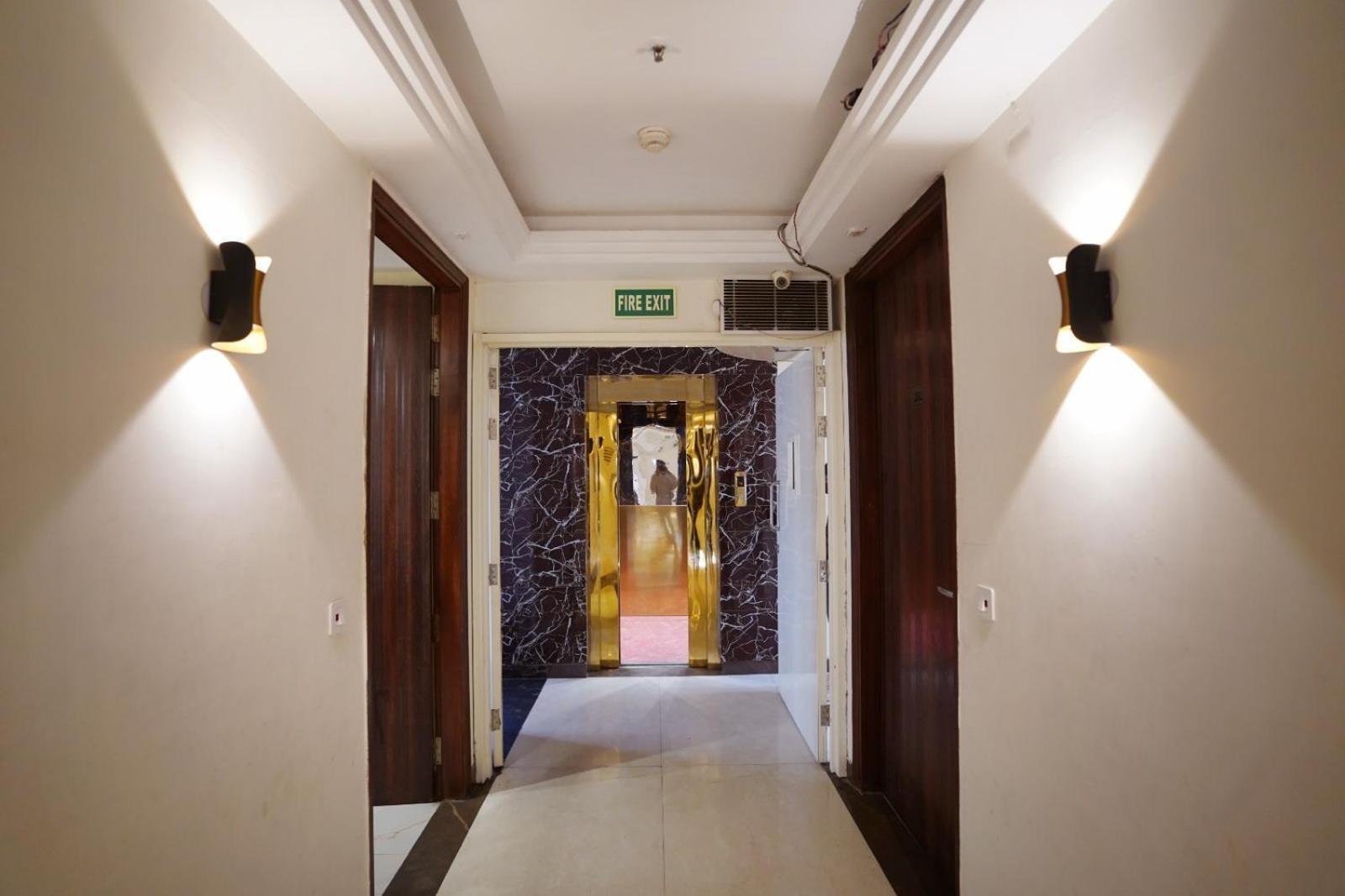 Hotel Leo Saffron - Pitampura Делхи Екстериор снимка