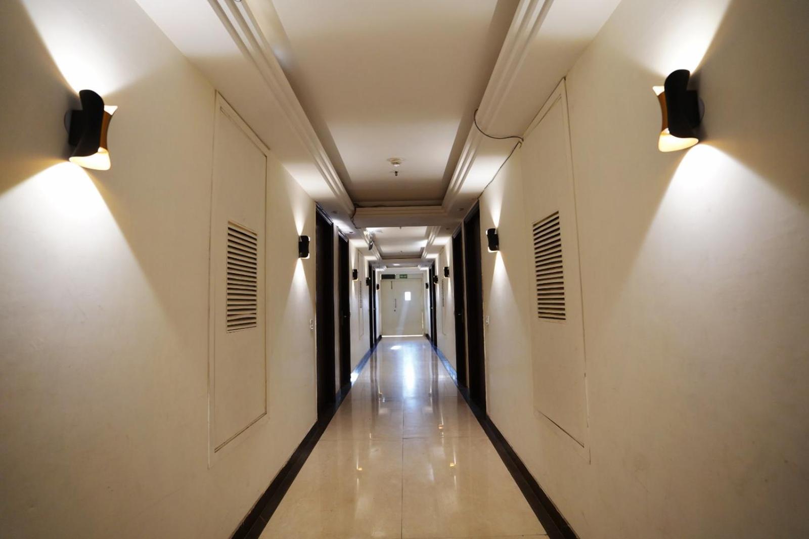Hotel Leo Saffron - Pitampura Делхи Екстериор снимка