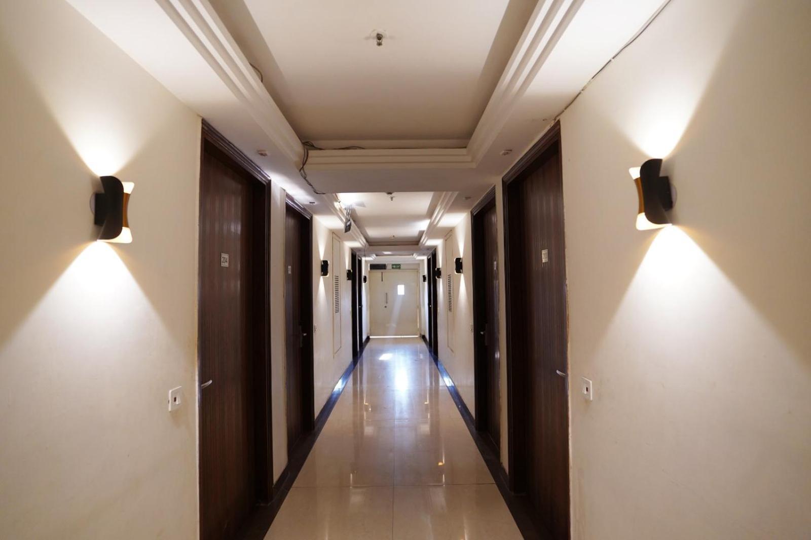 Hotel Leo Saffron - Pitampura Делхи Екстериор снимка