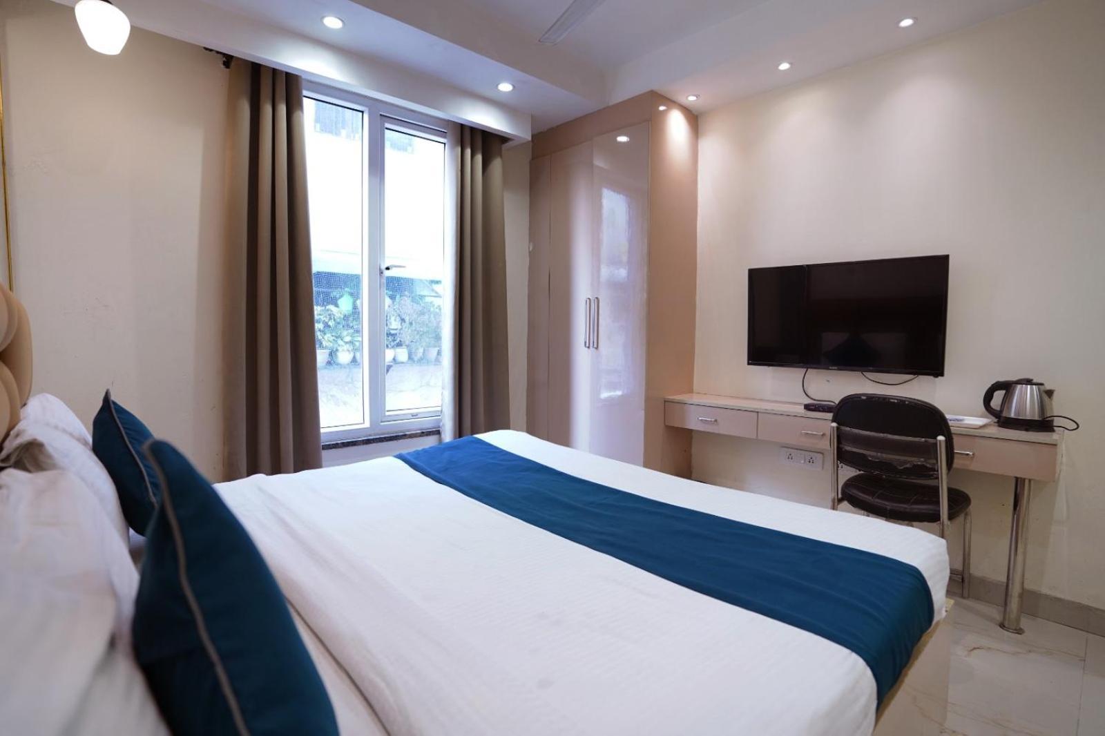 Hotel Leo Saffron - Pitampura Делхи Екстериор снимка