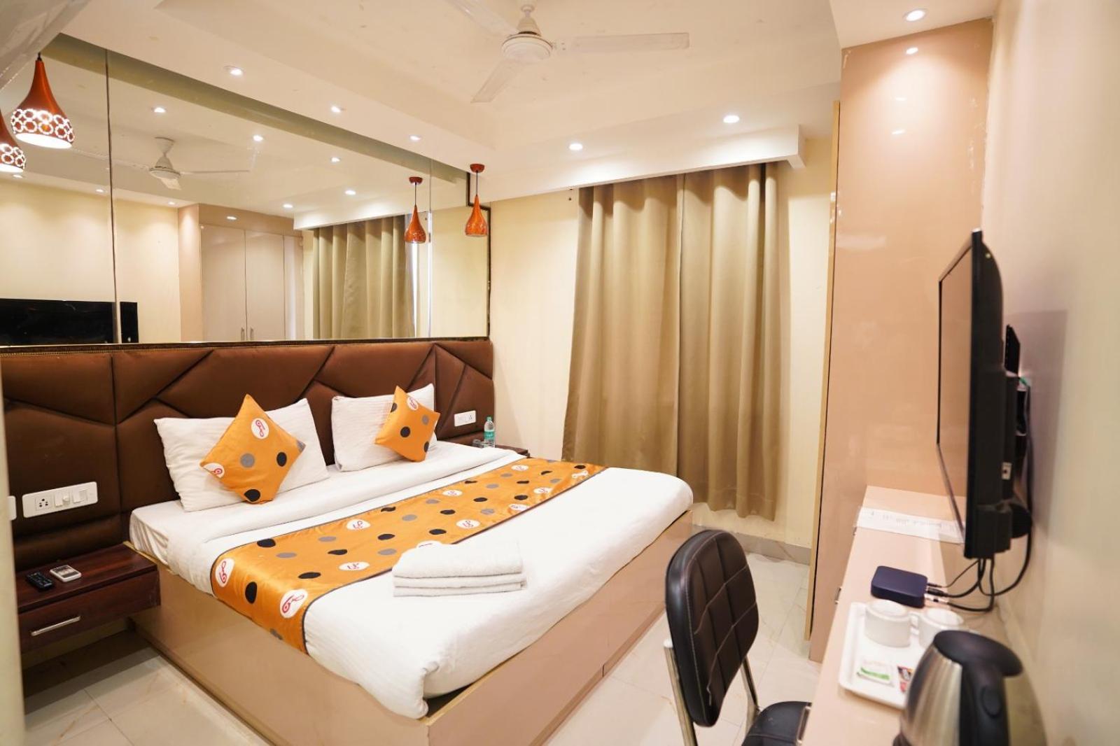Hotel Leo Saffron - Pitampura Делхи Екстериор снимка