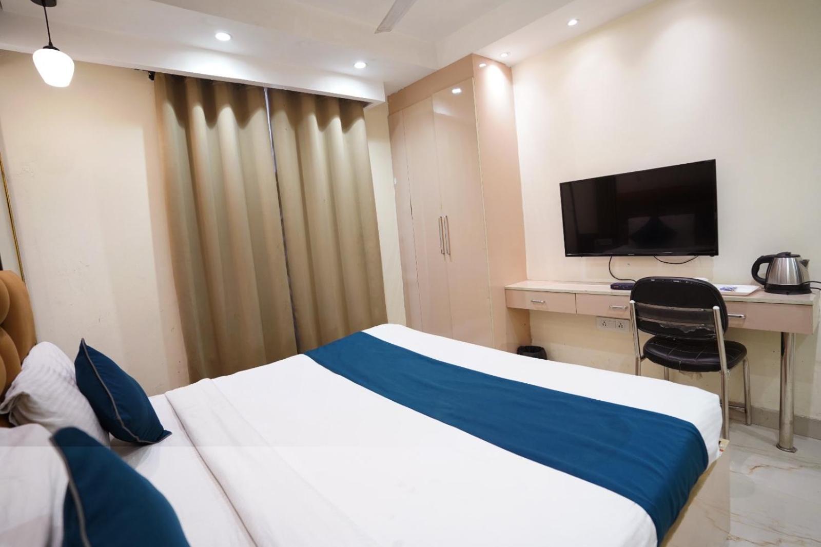 Hotel Leo Saffron - Pitampura Делхи Екстериор снимка