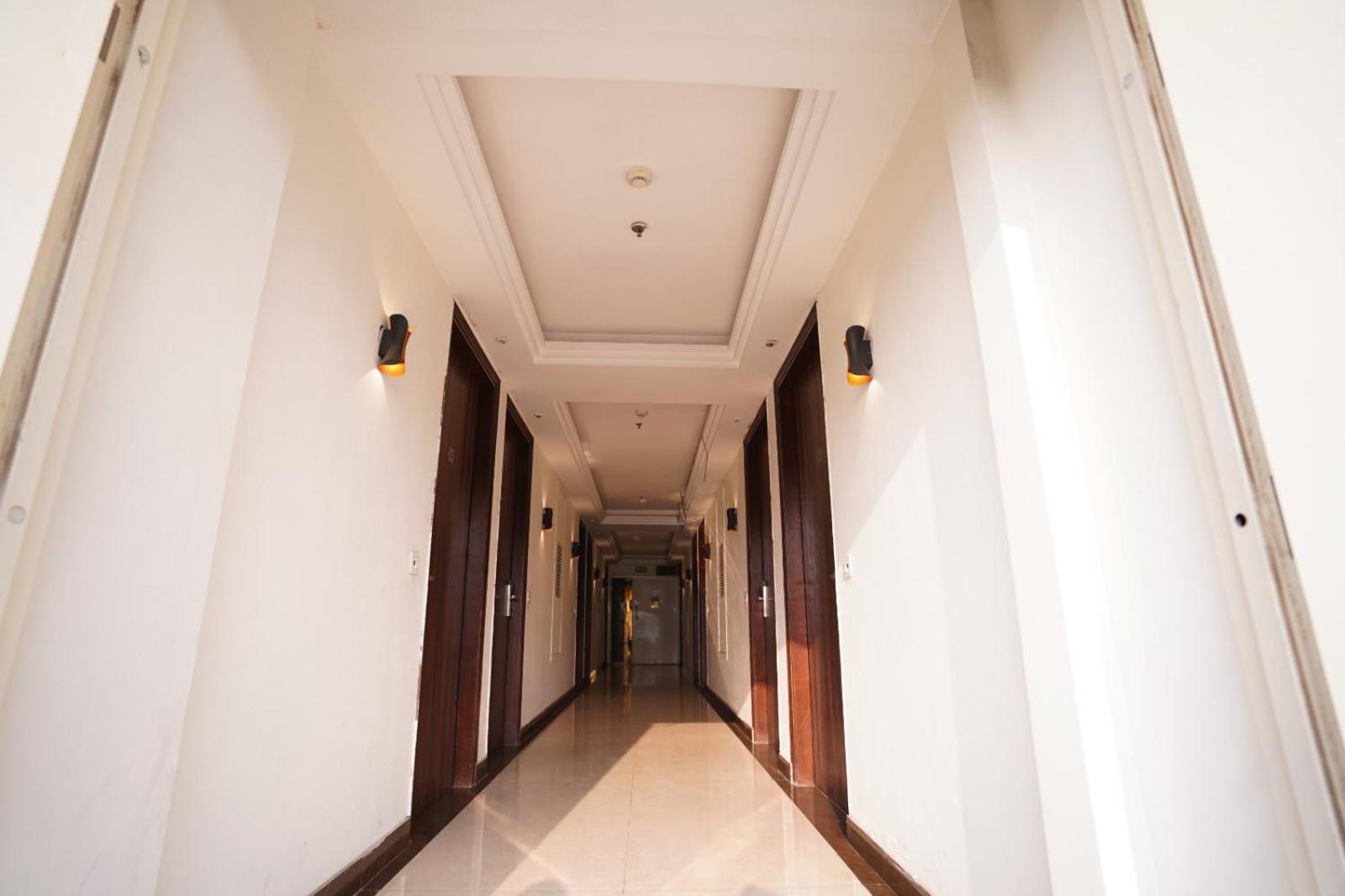 Hotel Leo Saffron - Pitampura Делхи Екстериор снимка