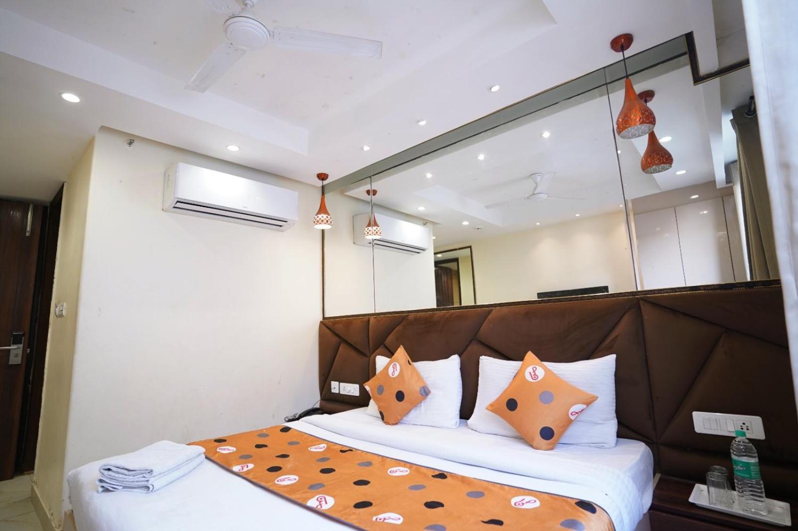 Hotel Leo Saffron - Pitampura Делхи Екстериор снимка