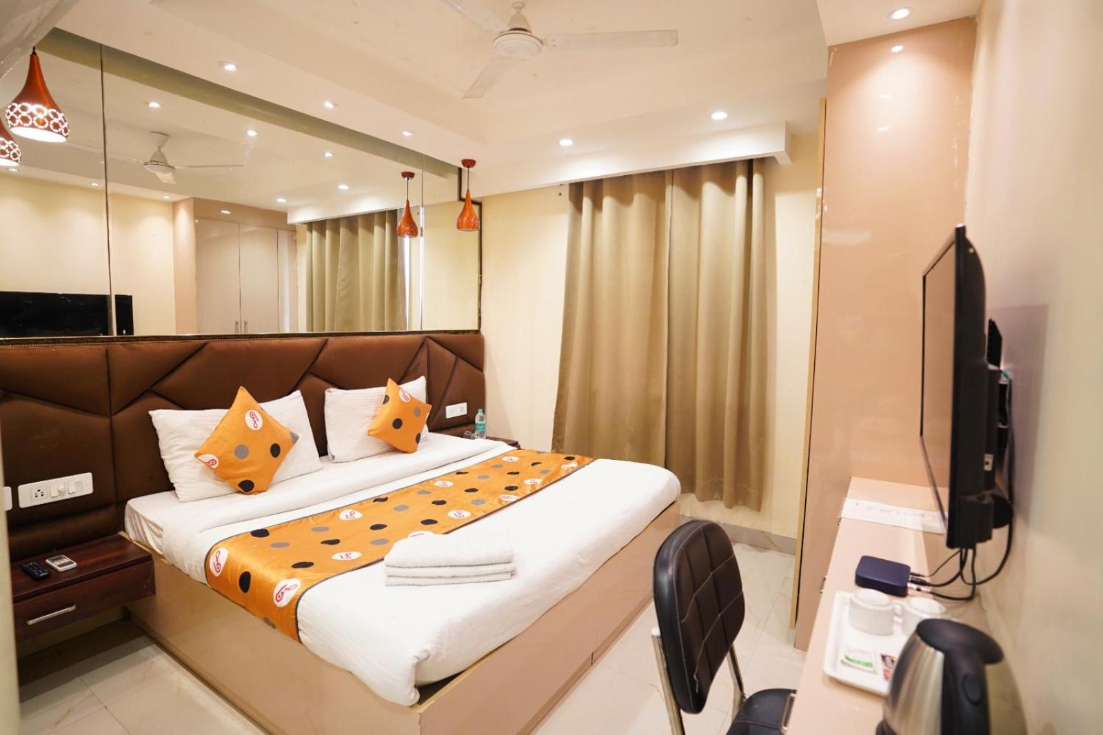 Hotel Leo Saffron - Pitampura Делхи Екстериор снимка