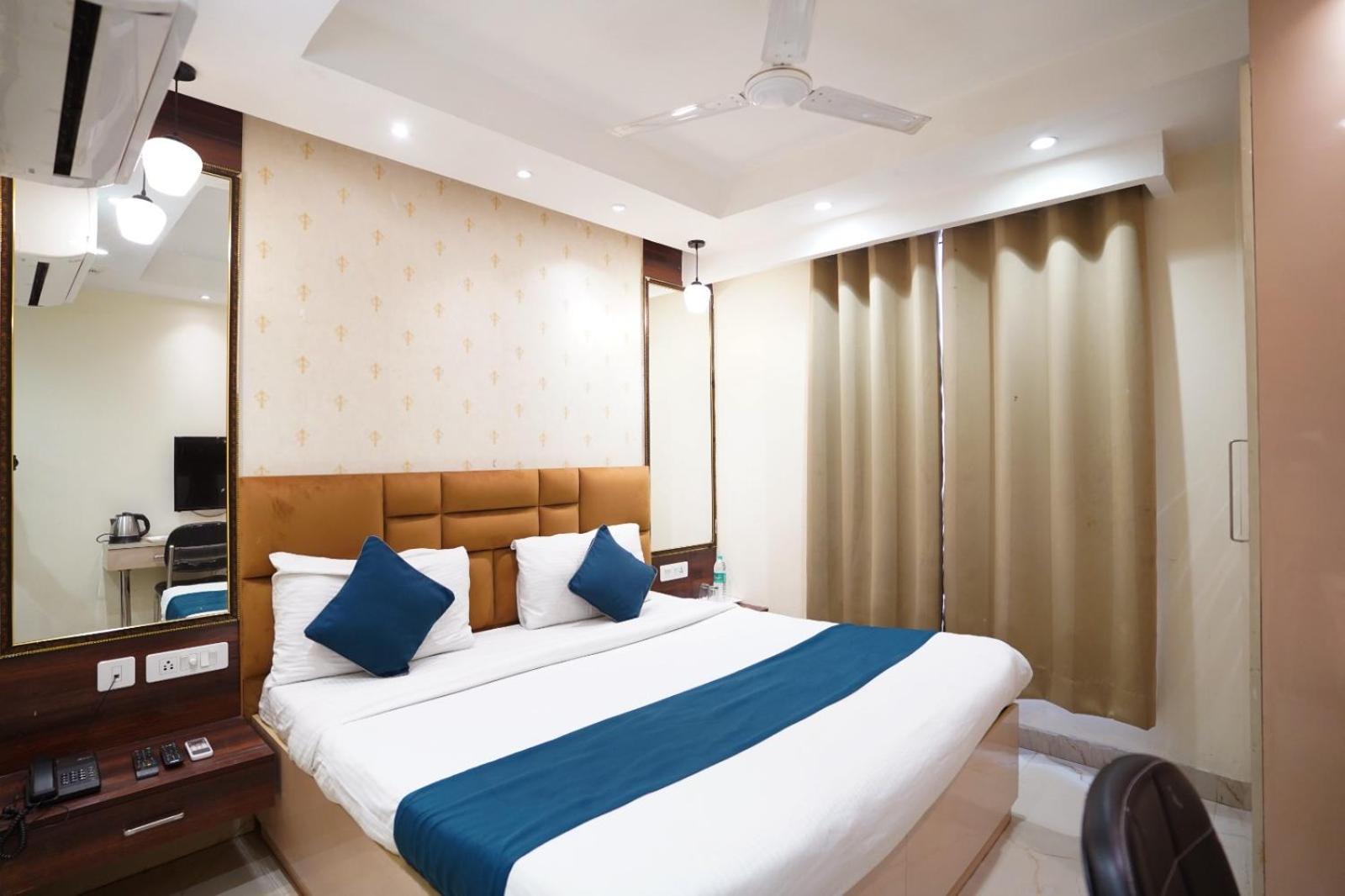 Hotel Leo Saffron - Pitampura Делхи Екстериор снимка