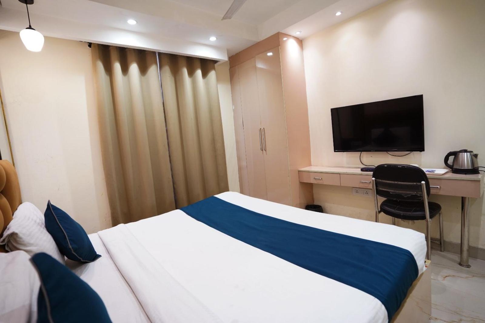 Hotel Leo Saffron - Pitampura Делхи Екстериор снимка