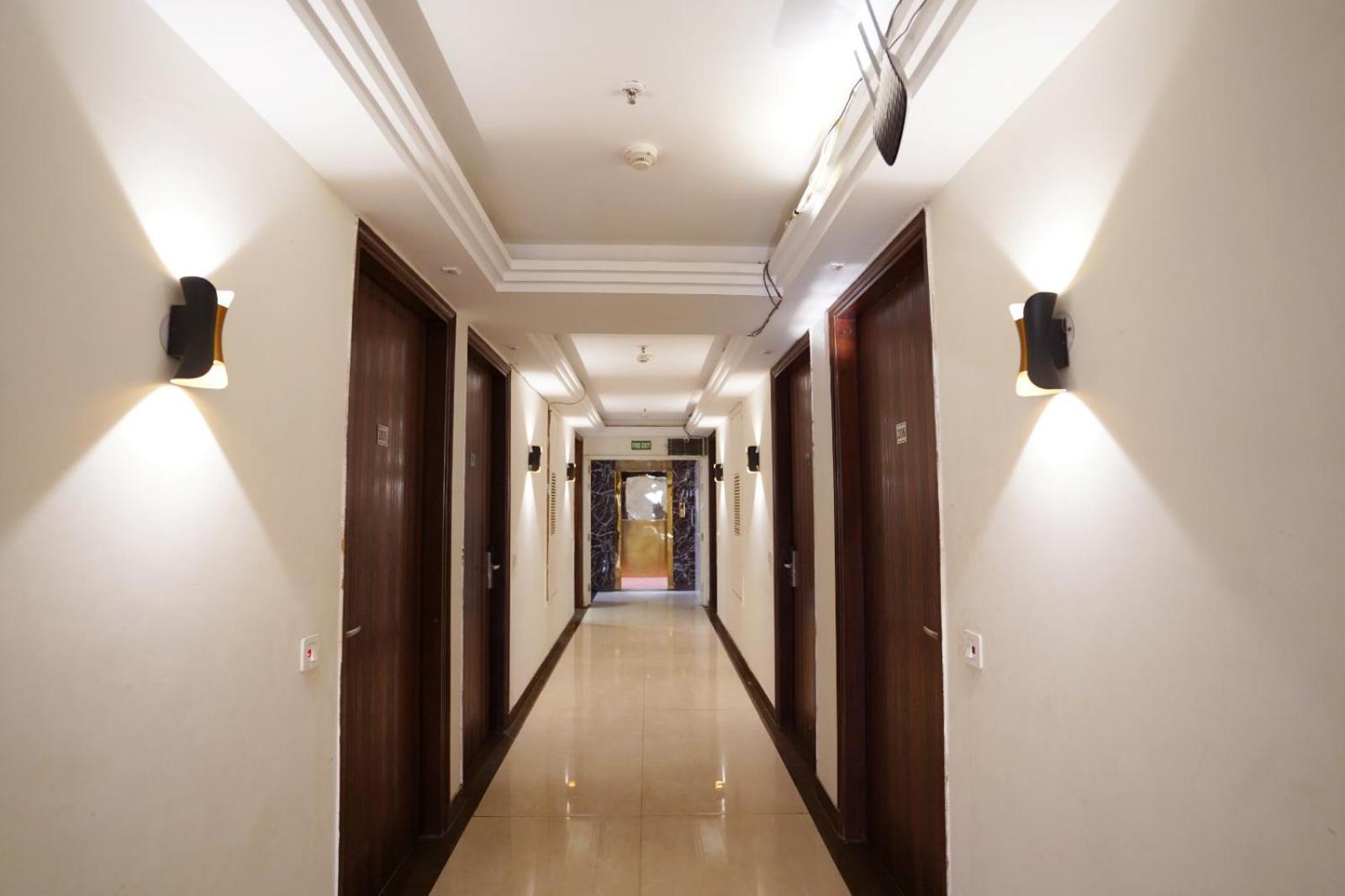 Hotel Leo Saffron - Pitampura Делхи Екстериор снимка
