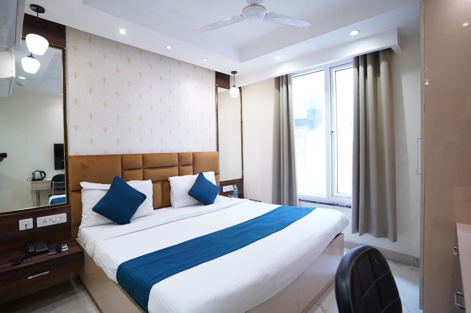 Hotel Leo Saffron - Pitampura Делхи Екстериор снимка