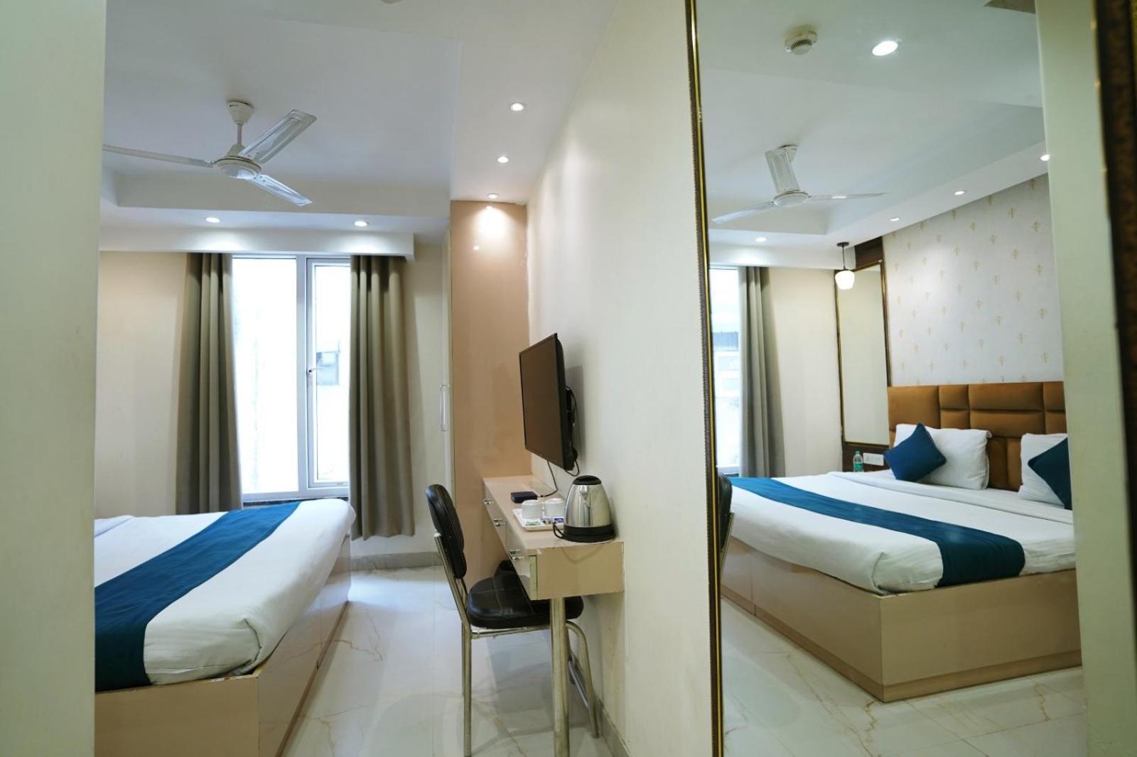 Hotel Leo Saffron - Pitampura Делхи Екстериор снимка