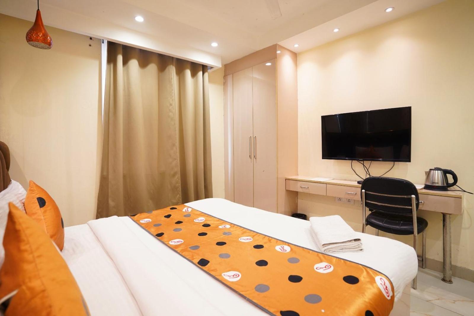 Hotel Leo Saffron - Pitampura Делхи Екстериор снимка