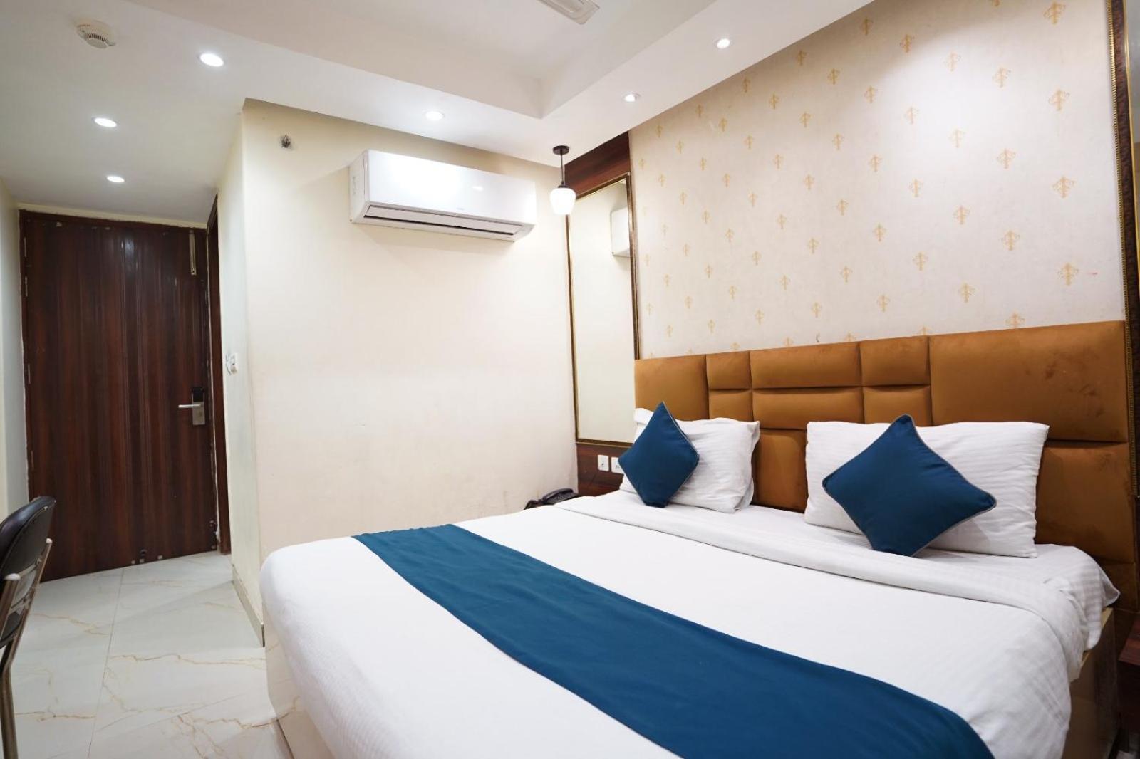 Hotel Leo Saffron - Pitampura Делхи Екстериор снимка