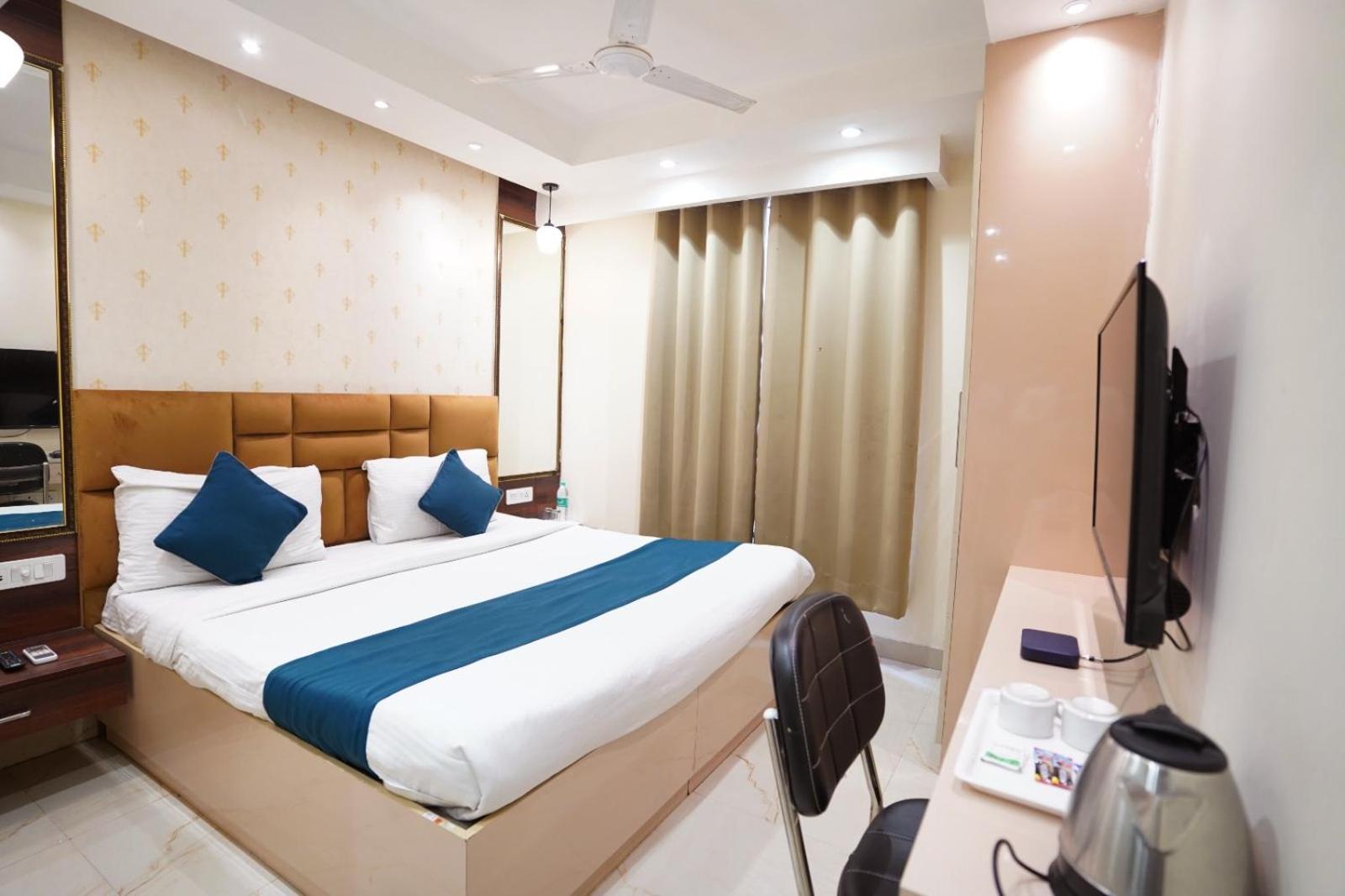 Hotel Leo Saffron - Pitampura Делхи Екстериор снимка