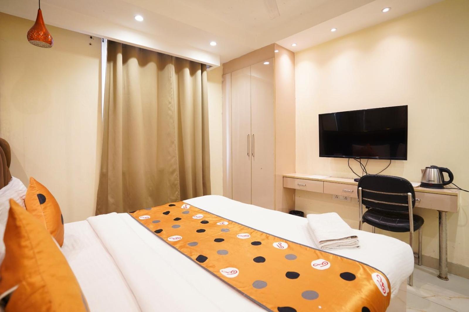 Hotel Leo Saffron - Pitampura Делхи Екстериор снимка