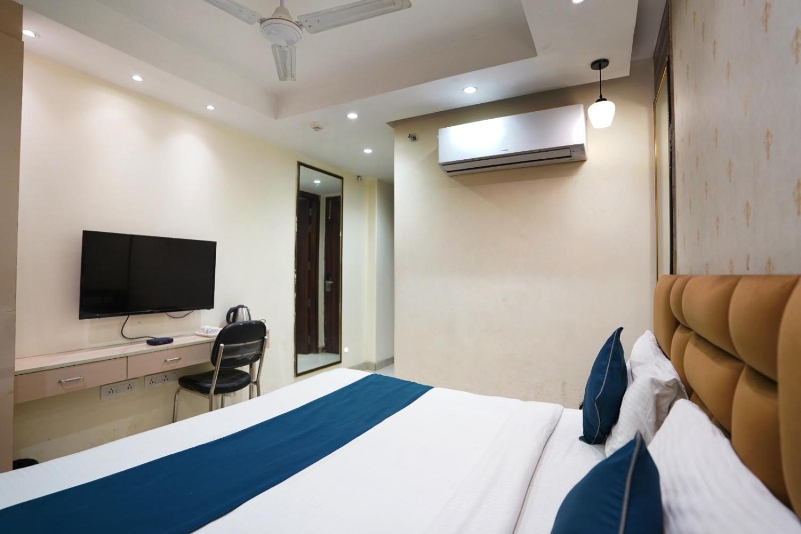 Hotel Leo Saffron - Pitampura Делхи Екстериор снимка